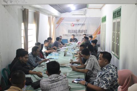 Bawaslu Kabupaten Pesawaran Gelar Rapat Konsolidasi Pengawasan Coklit Data Pemilih Pilkada 2024, di Ruang Rapat Sekretariat Bawaslu Kabupaten Pesawaran, Kamis (11/07).