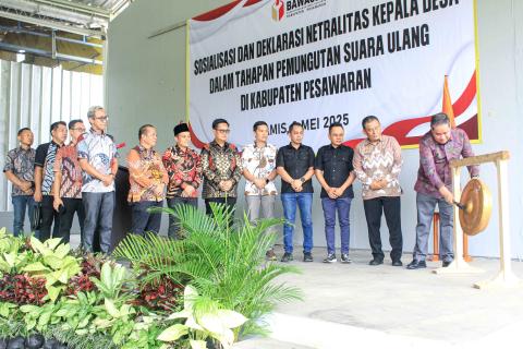 Bawaslu Pesawaran menggelar sosialisasi dan ikrar netralitas Kepala Desa pada tahapan Pemungutan Suara Ulang Pilkada Pesawaran di Saung Djunjungan's, pada Kamis (8/5).