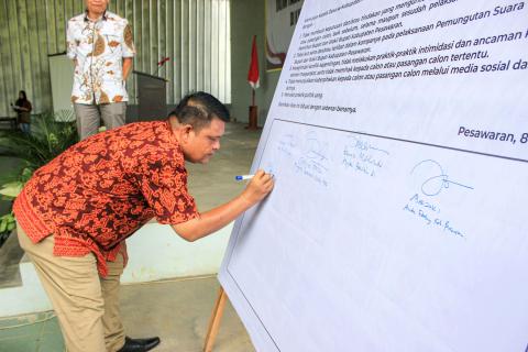 Bawaslu Pesawaran menggelar sosialisasi dan ikrar netralitas Kepala Desa pada tahapan Pemungutan Suara Ulang Pilkada Pesawaran di Saung Djunjungan's, pada Kamis (8/5).