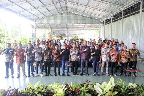 Bawaslu Pesawaran menggelar sosialisasi dan ikrar netralitas Kepala Desa pada tahapan Pemungutan Suara Ulang Pilkada Pesawaran di Saung Djunjungan's, pada Kamis (8/5).