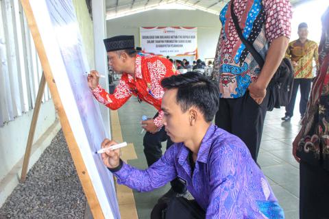 Bawaslu Pesawaran menggelar sosialisasi dan ikrar netralitas Kepala Desa pada tahapan Pemungutan Suara Ulang Pilkada Pesawaran di Saung Djunjungan's, pada Kamis (8/5).