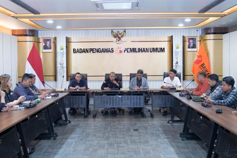 Ketua Bawaslu Kabupaten Pesawaran, Fatihunnajah, bersama Anggota Bawaslu Kabupaten Pesawaran, Oktiyas Afriza, menghadiri rapat penyusunan dan review keterangan tertulis di ruang rapat Bawaslu RI, Jakarta, pada Senin (16/6).