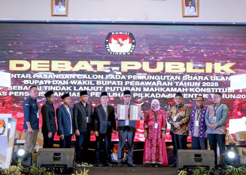 Ketua Bawaslu Kabupaten Pesawaran, Fatihunnajah, bersama Anggota Bawaslu Kabupaten Pesawaran, Mutholib, Oktiyas Afriza, Aji Purwadi, dan Pajril Fatra, serta Kepala Sekretariat Kukuh Julian, melakukan pengawasan terhadap pelaksanaan debat publik pasangan calon Bupati dan Wakil Bupati Kabupaten Pesawaran di Hotel Emersia, Bandar Lampung, pada Minggu (18/5).