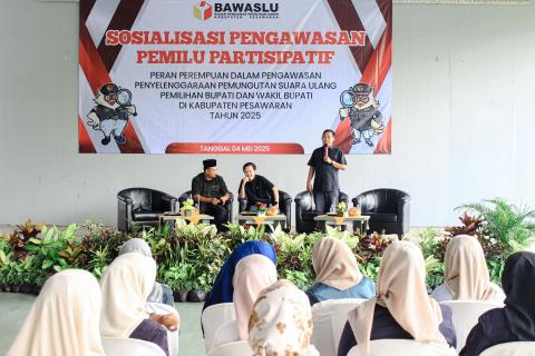 Bawaslu Kabupaten Pesawaran menggelar kegiatan sosialisasi pengawasan partisipatif bersama kelompok perempuan di Saung Djunjungan’s, Pesawaran, Minggu (4/5).