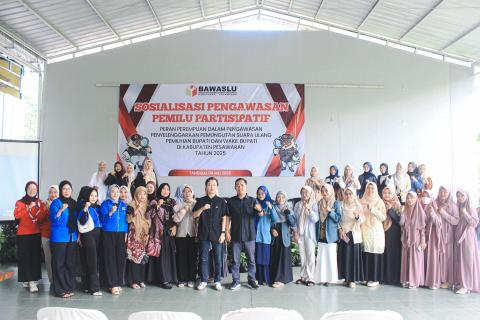 Bawaslu Kabupaten Pesawaran menggelar kegiatan sosialisasi pengawasan partisipatif bersama kelompok perempuan di Saung Djunjungan’s, Pesawaran, Minggu (4/5).