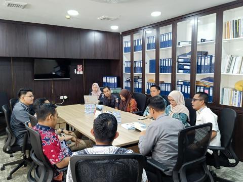 Anggota Bawaslu Kabupaten Pesawaran, Mutholib dan Pajril Fatra, didampingi oleh Anggota Bawaslu Provinsi Lampung, Hamid Badrul Munir dan Gistiawan, serta Kepala Bagian Pengawasan Bawaslu Provinsi Lampung, Mimi Abriyani, menyerahkan Laporan Akhir Pencegahan, Pengawasan, dan Pengawasan Partisipatif pada tahapan Pemungutan Suara Ulang (PSU) Pemilihan Bupati dan Wakil Bupati Pesawaran Tahun 2025 kepada Kepala Biro Fasilitasi Pengawasan Pemilu Bawaslu RI, Eliazar Barus, Jakarta, Selasa (22/7).