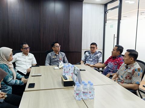 Anggota Bawaslu Kabupaten Pesawaran, Mutholib dan Pajril Fatra, didampingi oleh Anggota Bawaslu Provinsi Lampung, Hamid Badrul Munir dan Gistiawan, serta Kepala Bagian Pengawasan Bawaslu Provinsi Lampung, Mimi Abriyani, menyerahkan Laporan Akhir Pencegahan, Pengawasan, dan Pengawasan Partisipatif pada tahapan Pemungutan Suara Ulang (PSU) Pemilihan Bupati dan Wakil Bupati Pesawaran Tahun 2025 kepada Kepala Biro Fasilitasi Pengawasan Pemilu Bawaslu RI, Eliazar Barus, Jakarta, Selasa (22/7).