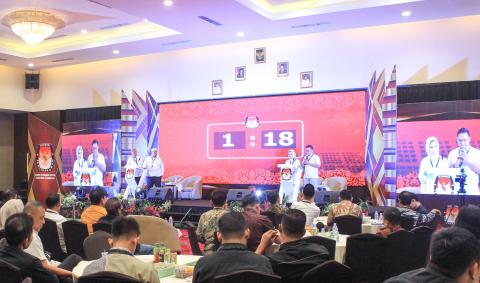 Ketua Bawaslu Kabupaten Pesawaran, Fatihunnajah, bersama Anggota Bawaslu Kabupaten Pesawaran, Mutholib, Oktiyas Afriza, Aji Purwadi, dan Pajril Fatra, serta Kepala Sekretariat Kukuh Julian, melakukan pengawasan terhadap pelaksanaan debat publik pasangan calon Bupati dan Wakil Bupati Kabupaten Pesawaran di Hotel Emersia, Bandar Lampung, pada Minggu (18/5).