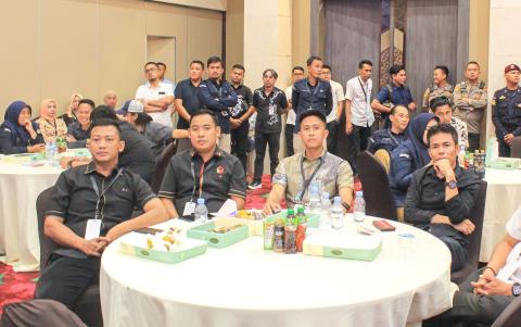 Ketua Bawaslu Kabupaten Pesawaran, Fatihunnajah, bersama Anggota Bawaslu Kabupaten Pesawaran, Mutholib, Oktiyas Afriza, Aji Purwadi, dan Pajril Fatra, serta Kepala Sekretariat Kukuh Julian, melakukan pengawasan terhadap pelaksanaan debat publik pasangan calon Bupati dan Wakil Bupati Kabupaten Pesawaran di Hotel Emersia, Bandar Lampung, pada Minggu (18/5).