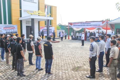 Apel Siaga Pengawasan menjelang pelaksanaan Pemungutan Suara Ulang (PSU) Pemilihan Bupati dan Wakil Bupati Pesawaran Tahun 2025, di halaman Sekretariat Bawaslu Kabupaten Pesawaran, Rabu (21/5).