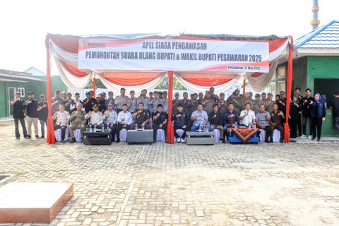 Apel Siaga Pengawasan menjelang pelaksanaan Pemungutan Suara Ulang (PSU) Pemilihan Bupati dan Wakil Bupati Pesawaran Tahun 2025, di halaman Sekretariat Bawaslu Kabupaten Pesawaran, Rabu (21/5).