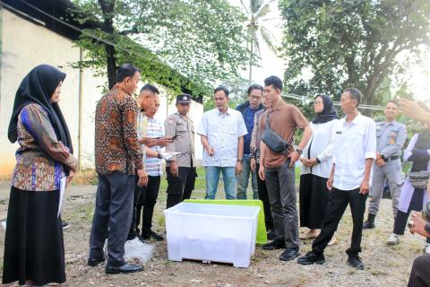 Anggota Bawaslu Pesawaran, Pajril Fatra, melakukan pengawasan secara langsung terhadap proses pemusnahan kelebihan surat suara di Gudang Logistik KPU Pesawaran, Jumat (23/5).