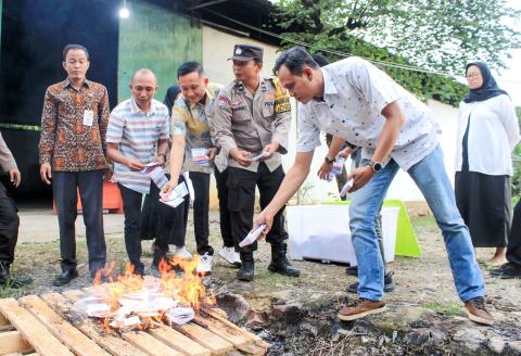 Anggota Bawaslu Pesawaran, Pajril Fatra, melakukan pengawasan secara langsung terhadap proses pemusnahan kelebihan surat suara di Gudang Logistik KPU Pesawaran, Jumat (23/5).