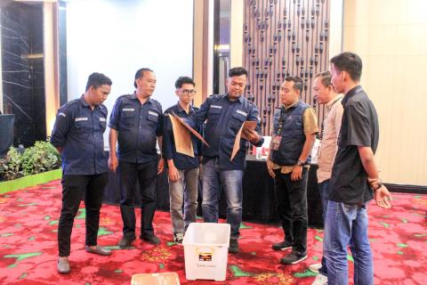 Ketua Bawaslu Pesawaran, Fatihunnajah dan Anggota Bawaslu Pesawaran, Mutholib, Oktiyas Afirza, Aji Purwadi, serta Pajril Fatra melakukan pengawasan terhadap jalannya Rapat Pleno Terbuka Rekapitulasi Hasil Penghitungan Perolehan Suara Tingkat Kabupaten pada Pemungutan Suara Ulang (PSU) Pemilihan Bupati dan Wakil Bupati Pesawaran Tahun 2025 di Hotel Emersia Bandar Lampung, Selasa (27/5).