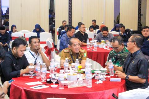 Ketua Bawaslu Pesawaran, Fatihunnajah dan Anggota Bawaslu Pesawaran, Mutholib, Oktiyas Afirza, Aji Purwadi, serta Pajril Fatra melakukan pengawasan terhadap jalannya Rapat Pleno Terbuka Rekapitulasi Hasil Penghitungan Perolehan Suara Tingkat Kabupaten pada Pemungutan Suara Ulang (PSU) Pemilihan Bupati dan Wakil Bupati Pesawaran Tahun 2025 di Hotel Emersia Bandar Lampung, Selasa (27/5).