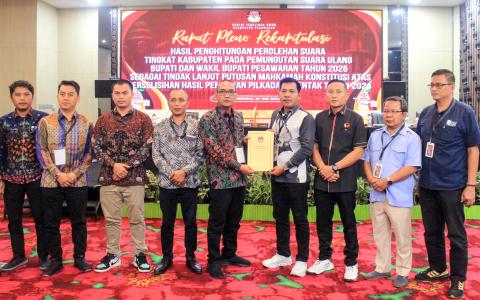 Ketua Bawaslu Pesawaran, Fatihunnajah dan Anggota Bawaslu Pesawaran, Mutholib, Oktiyas Afirza, Aji Purwadi, serta Pajril Fatra melakukan pengawasan terhadap jalannya Rapat Pleno Terbuka Rekapitulasi Hasil Penghitungan Perolehan Suara Tingkat Kabupaten pada Pemungutan Suara Ulang (PSU) Pemilihan Bupati dan Wakil Bupati Pesawaran Tahun 2025 di Hotel Emersia Bandar Lampung, Selasa (27/5).