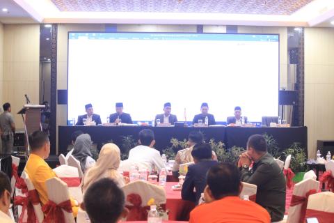 Ketua Bawaslu Kabupaten Pesawaran, Fatihunnajah, bersama Anggota Bawaslu Kabupaten Pesawaran, Mutholib, Oktiyas Afriza, Aji Purwadi, dan Pajril Fatra, melakukan pengawasan terhadap pelaksanaan Rapat Pleno Terbuka Penetapan Pasangan Calon Bupati dan Wakil Bupati Terpilih hasil Pemungutan Suara Ulang (PSU) Pilkada Pesawaran Tahun 2025 yang diselenggarakan oleh KPU Kabupaten Pesawaran ini berlangsung di Hotel Emersia, Bandar Lampung, pada Senin (30/6). 