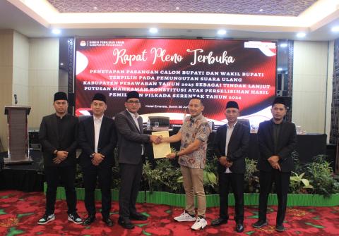 Ketua Bawaslu Kabupaten Pesawaran, Fatihunnajah, bersama Anggota Bawaslu Kabupaten Pesawaran, Mutholib, Oktiyas Afriza, Aji Purwadi, dan Pajril Fatra, melakukan pengawasan terhadap pelaksanaan Rapat Pleno Terbuka Penetapan Pasangan Calon Bupati dan Wakil Bupati Terpilih hasil Pemungutan Suara Ulang (PSU) Pilkada Pesawaran Tahun 2025 yang diselenggarakan oleh KPU Kabupaten Pesawaran ini berlangsung di Hotel Emersia, Bandar Lampung, pada Senin (30/6). 