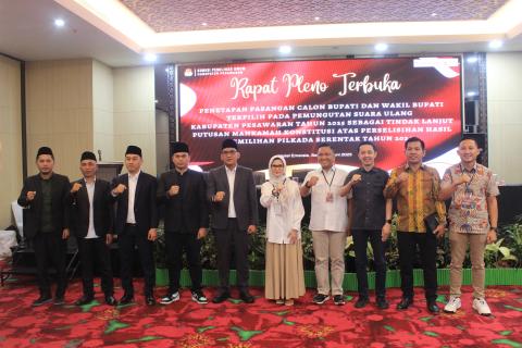Ketua Bawaslu Kabupaten Pesawaran, Fatihunnajah, bersama Anggota Bawaslu Kabupaten Pesawaran, Mutholib, Oktiyas Afriza, Aji Purwadi, dan Pajril Fatra, melakukan pengawasan terhadap pelaksanaan Rapat Pleno Terbuka Penetapan Pasangan Calon Bupati dan Wakil Bupati Terpilih hasil Pemungutan Suara Ulang (PSU) Pilkada Pesawaran Tahun 2025 yang diselenggarakan oleh KPU Kabupaten Pesawaran ini berlangsung di Hotel Emersia, Bandar Lampung, pada Senin (30/6). 