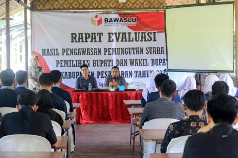 Bawaslu Kabupaten Pesawaran menggelar rapat evaluasi pengawasan tahapan Pemungutan Suara Ulang (PSU) Pemilihan Bupati dan Wakil Bupati Pesawaran Tahun 2025, yang berlangsung di Saung Djunjungan’s, Jumat (4/7).