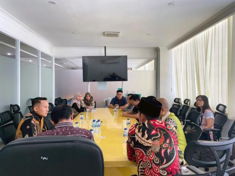 Anggota Bawaslu Kabupaten Pesawaran, Pajril Fatra dan Oktiyas Afriza, didampingi oleh Kepala Sekretariat Kukuh Julian, bersama dengan Anggota Bawaslu Provinsi Lampung menyerahkan lima laporan akhir pengawasan tahapan Pemungutan Suara Ulang (PSU) Pilkada Pesawaran Tahun 2025 kepada Bawaslu RI, di Jakarta, Rabu (24/7).