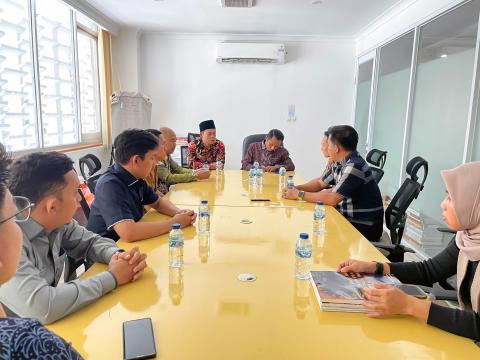 Anggota Bawaslu Kabupaten Pesawaran, Pajril Fatra dan Oktiyas Afriza, didampingi oleh Kepala Sekretariat Kukuh Julian, bersama dengan Anggota Bawaslu Provinsi Lampung menyerahkan lima laporan akhir pengawasan tahapan Pemungutan Suara Ulang (PSU) Pilkada Pesawaran Tahun 2025 kepada Bawaslu RI, di Jakarta, Rabu (24/7).