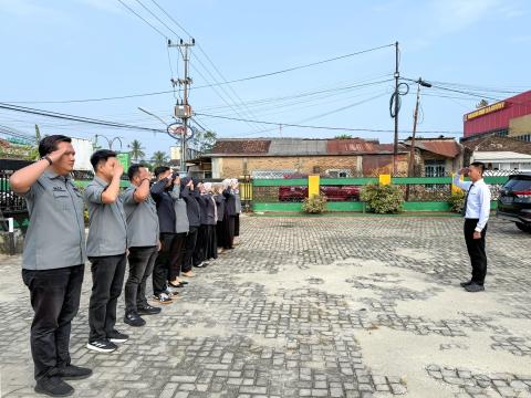 Kegiatan apel yang dipimpin langsung oleh Kepala Sekretariat Bawaslu Pesawaran, Kukuh Julian, dan diikuti oleh seluruh jajaran sekretariat, di halaman Sekretariat Bawaslu Kabupaten Pesawaran, Senin (28/7).