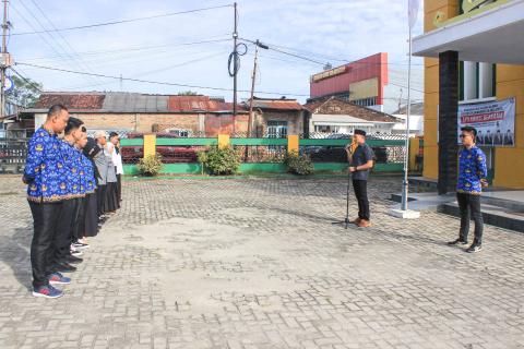 Anggota Bawaslu Kabupaten Pesawaran, Pajril Fatra, saat menyampaikan amanat dalam upacara memperingati Hari Lahir Pancasila tahun 2025, di halaman Sekretariat Bawaslu Kabupaten Pesawaran, Senin (2/6).