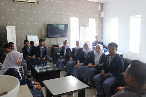 Bawaslu Pesawaran Ajak OSIS SMAN 1 Gedong Tataan Kenali Peran Pengawas Pemilu