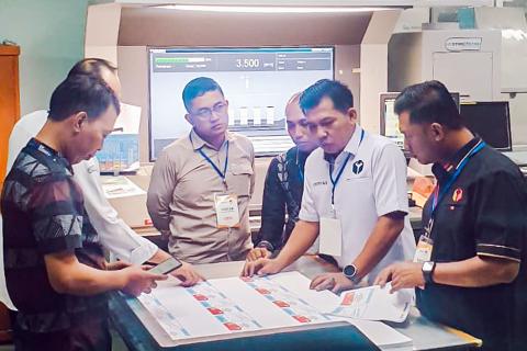 Jaga Transparansi, Bawaslu Pesawaran Awasi Langsung Pencetakan Surat Suara di PT Gramedia