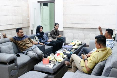 Anggota Bawaslu Pesawaran Aji Purwadi dan Mutholib saat menyambut kunjungan Anggota Bawaslu Provinsi Lampung, Tamri, beserta rombongan di Sekretariat Bawaslu Pesawaran, pada Selasa (07/01).