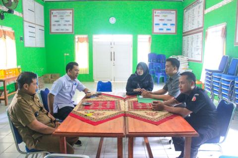 Anggota Bawaslu Kabupaten Pesawaran, Oktiyas Afriza, saat melakukan uji petik data pemilih di Desa Bogorejo, Gedong Tataan, Selasa (2/12).