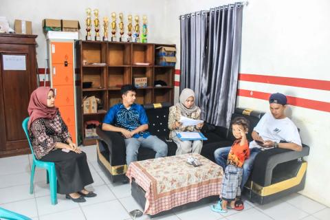 Jajaran Sekretariat Bawaslu Kabupaten Pesawaran saat melakukan uji petik data pemilih dengan berkoordinasi bersama aparatur Desa Pekondoh, Kecamatan Way Lima, Kamis (4/12).