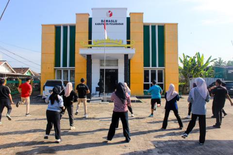 Program Jum’at Sehati, Bawaslu Kabupaten Pesawaran Perkuat Kebugaran dan Kebersamaan Jajaran