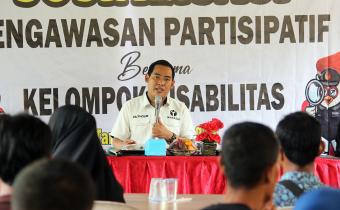 Mutholib, Anggota Bawaslu Kabupaten Pesawaran pada saat menyampaikan sambutan kegiatan sosialisasi pengawasan partisipatif bersama kelompok penyandang disabilitas di Saung D'junjungan Gedong Tataan, Selasa (21/05/2024).