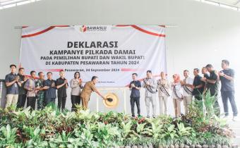 Proses pemukulan gong Deklarasi Kampanye Pilkada Damai yang dilakukan oleh Sekretaris Daerah Pesawaran Wildan, didampingi oleh Ketua dan Anggota Bawaslu Pesawaran, jajaran Stakeholder, dan Pasangan Calon Bupati dan Wakil Bupati Pesawaran di Saung Djunjungan's Gedong Tataan, Selasa (24/09).