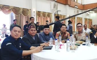 Anggota Bawaslu Pesawaran, Oktiyas Afriza, melakukan pengawasan pelaksanaan debat publik Pasangan Calon Bupati dan Wakil Bupati Kabupaten Pesawaran di Gedung Graha Adora, Selasa (29/10).