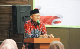 Anggota Bawaslu Kabupaten Pesawaran, Pajril Fatra, menyampaikan sambutan dalam Rapat Evaluasi Kegiatan dan Anggaran Pengawasan Pilkada Tahun 2024 di Hotel Arnes, Bandar Lampung, Kamis (26/12).