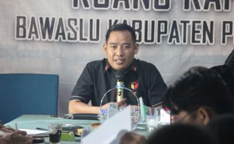 Bawaslu Kabupaten Pesawaran Gelar Rapat Konsolidasi Pengawasan Coklit Data Pemilih Pilkada 2024, di Ruang Rapat Sekretariat Bawaslu Kabupaten Pesawaran, Kamis (11/07).