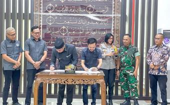 Ketua Bawaslu Pesawaran, Fatihunnajah, resmi menandatangani Naskah Perjanjian Hibah Daerah (NPHD) untuk pengawasan pelaksanaan Pemungutan Suara Ulang (PSU) Pilkada 2024, diruang rapat Bupati Pesawaran, Senin (24/3).