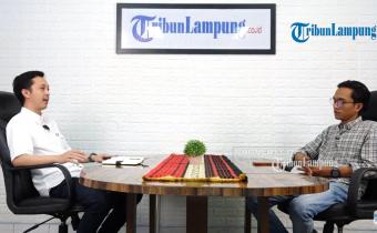 Ketua Bawaslu Pesawaran, Fatihunnajah, hadir sebagai narasumber dalam wawancara eksklusif bersama Tribun Lampung, Minggu (2/3).