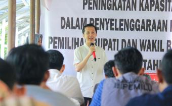 Ketua Bawaslu Pesawaran, Fatihunnajah, saat menyampaikan arah dalam kegiatan kapasitas bagi jajaran pengawas Pemilu dalam rangka menghadapi penyelenggaraan Pemungutan Suara Ulang (PSU) Pemilihan Bupati dan Wakil Bupati Pesawaran Tahun 2024, di Saung Djunjungan's Negeri Sakti Pesawaran, Senin (14/4).