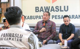 Anggota Bawaslu Herwyn JH Malonda saat memberi arahan Panwaslu Kecamatan dan Pengawas Kelurahan/Desa (PKD) di Sekrerariat Bawaslu Pesawaran, Kamis (8/5).