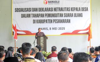 Anggota Bawaslu RI Herwyn JH Malonda saat membuka resmi kegiatan Sosialisasi dan Ikrar Netralitas Kepala Desa dalam tahapan Pemungutan Suara Ulang di Saung Djunjungan, Gedong Tataan, Kamis (8/5).