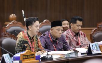 Ketua Bawaslu Kabupaten Pesawaran, Fatihunnajah, saat menyampaikan keterangan resmi dalam sidang pemeriksaan perkara Perselisihan Hasil Pemilihan (PHP) pada Pemungutan Suara Ulang (PSU) Pemilihan Bupati dan Wakil Bupati Kabupaten Pesawaran di Mahkamah Konstitusi (MK), Jakarta, Jumat (20/6).