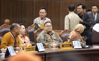 Ketua dan Anggota Bawaslu Kabupaten Pesawaran menghadiri Sidang Pleno Pengucapan Putusan Perkara Nomor 325/PHPU.BUP-XXIII/2025 yang digelar Mahkamah Konstitusi Republik Indonesia (MK RI) di Ruang Sidang Gedung MKRI 1, Jakarta, Kamis (26/6).