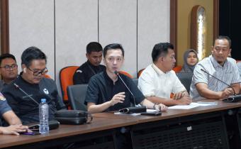 Ketua Bawaslu Kabupaten Pesawaran, Fatihunnajah, bersama Anggota Bawaslu Kabupaten Pesawaran, Oktiyas Afriza, menghadiri rapat penyusunan dan review keterangan tertulis di ruang rapat Bawaslu RI, Jakarta, pada Senin (16/6).