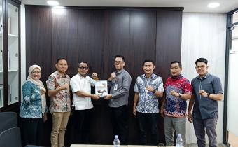 Anggota Bawaslu Kabupaten Pesawaran, Mutholib dan Pajril Fatra, didampingi oleh Anggota Bawaslu Provinsi Lampung, Hamid Badrul Munir dan Gistiawan, serta Kepala Bagian Pengawasan Bawaslu Provinsi Lampung, Mimi Abriyani, menyerahkan Laporan Akhir Pencegahan, Pengawasan, dan Pengawasan Partisipatif pada tahapan Pemungutan Suara Ulang (PSU) Pemilihan Bupati dan Wakil Bupati Pesawaran Tahun 2025 kepada Kepala Biro Fasilitasi Pengawasan Pemilu Bawaslu RI, Eliazar Barus, Jakarta, Selasa (22/7).