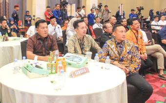 Ketua Bawaslu Kabupaten Pesawaran, Fatihunnajah, bersama Anggota Bawaslu Kabupaten Pesawaran, Mutholib, Oktiyas Afriza, Aji Purwadi, dan Pajril Fatra, serta Kepala Sekretariat Kukuh Julian, melakukan pengawasan terhadap pelaksanaan debat publik pasangan calon Bupati dan Wakil Bupati Kabupaten Pesawaran di Hotel Emersia, Bandar Lampung, pada Minggu (18/5).