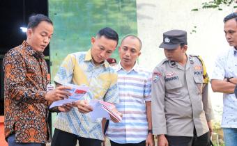 Anggota Bawaslu Pesawaran, Pajril Fatra, melakukan pengawasan secara langsung terhadap proses pemusnahan kelebihan surat suara di Gudang Logistik KPU Pesawaran, Jumat (23/5).